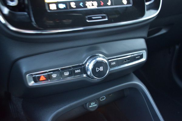 Volvo XC40 B4 211PK Automaat Core | ACC | 20"LMV | Trekhaak | BLIS | All season | Camera | Stoelverwarming | Stuurverwarming |