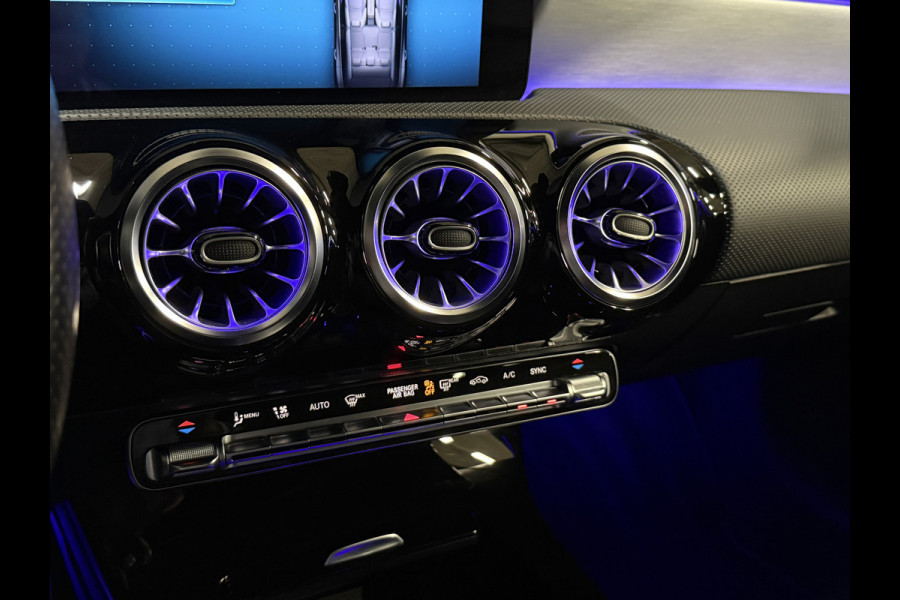 Mercedes-Benz CLA-Klasse Shooting Brake 180 Business Solution AMG Automaat | Sfeerverlichting | Camera | Trekhaak | Full LED | Stoelverwarming | Navi