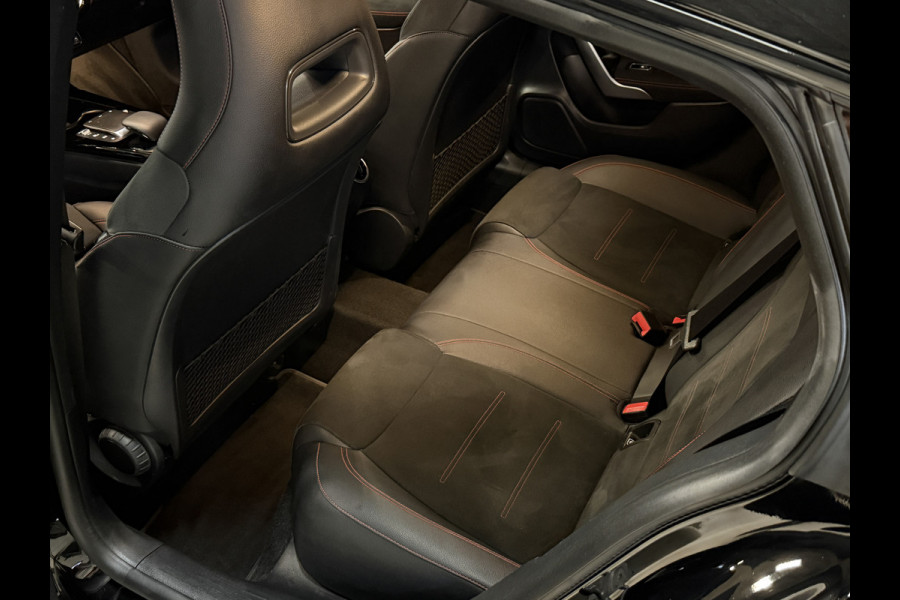 Mercedes-Benz CLA-Klasse Shooting Brake 180 Business Solution AMG Automaat | Sfeerverlichting | Camera | Trekhaak | Full LED | Stoelverwarming | Navi