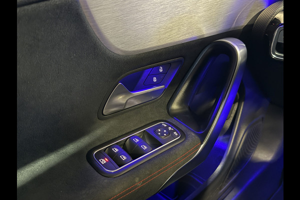 Mercedes-Benz CLA-Klasse Shooting Brake 180 Business Solution AMG Automaat | Sfeerverlichting | Camera | Trekhaak | Full LED | Stoelverwarming | Navi