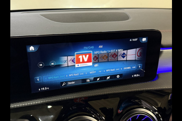 Mercedes-Benz CLA-Klasse Shooting Brake 180 Business Solution AMG Automaat | Sfeerverlichting | Camera | Trekhaak | Full LED | Stoelverwarming | Navi