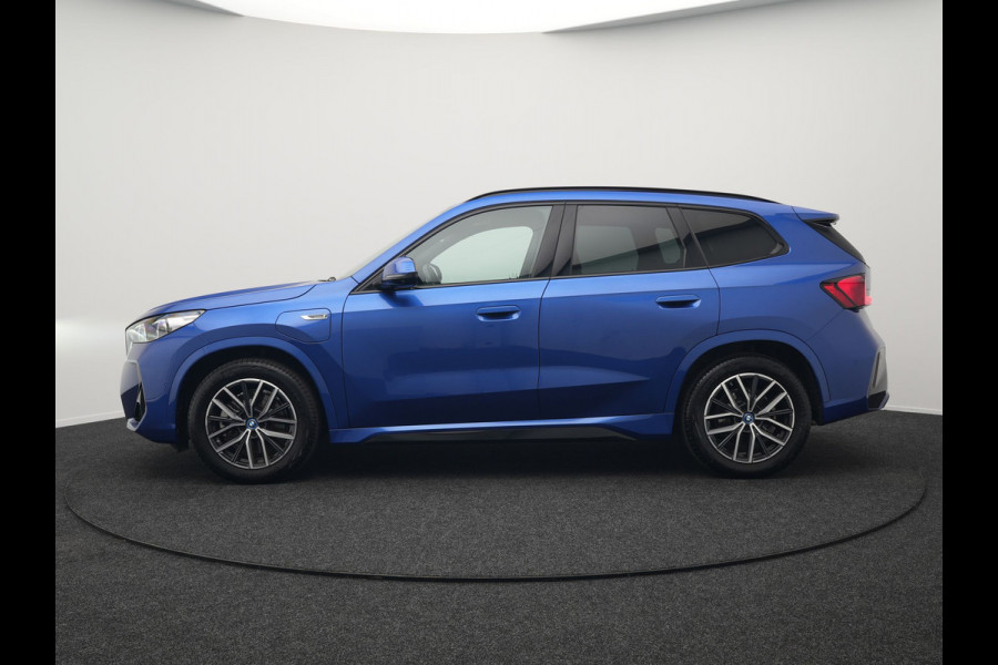BMW X1 xDrive30e M Sport Plug In Hybrid 327pk PHEV | Head Up | Adaptive Cruise | M Sportstuur | 360 Camera | Harman Kardon | VOLLederen Sportstoelen Massage & Memory | Apple Carplay | Navigatie| Virtual | DAB |