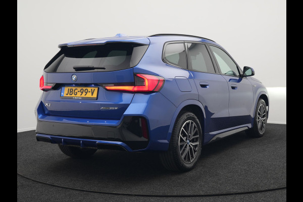 BMW X1 xDrive30e M Sport Plug In Hybrid 327pk PHEV | Head Up | Adaptive Cruise | M Sportstuur | 360 Camera | Harman Kardon | VOLLederen Sportstoelen Massage & Memory | Apple Carplay | Navigatie| Virtual | DAB |