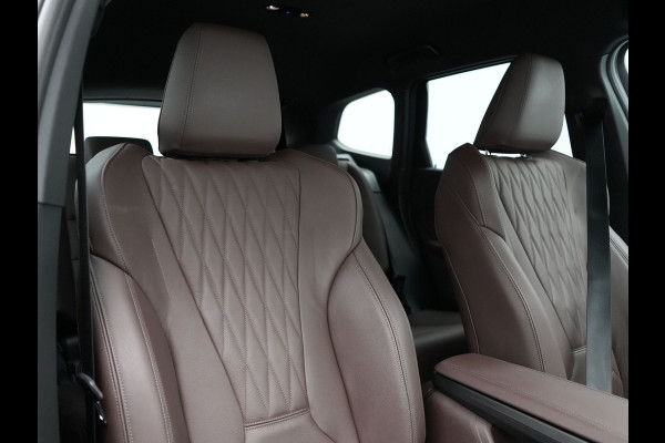 BMW X1 xDrive30e M Sport Plug In Hybrid 327pk PHEV | Head Up | Adaptive Cruise | M Sportstuur | 360 Camera | Harman Kardon | VOLLederen Sportstoelen Massage & Memory | Apple Carplay | Navigatie| Virtual | DAB |