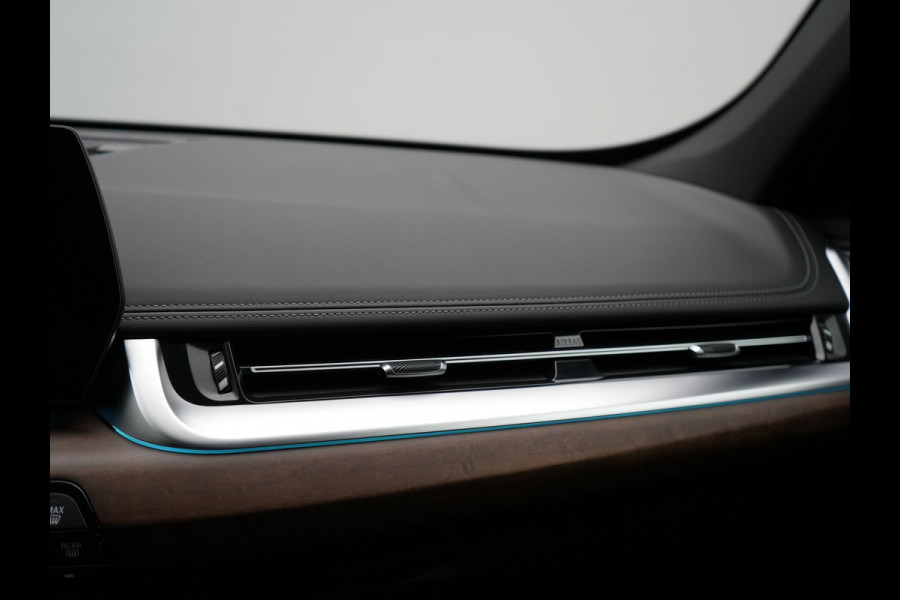 BMW X1 xDrive30e M Sport Plug In Hybrid 327pk PHEV | Head Up | Adaptive Cruise | M Sportstuur | 360 Camera | Harman Kardon | VOLLederen Sportstoelen Massage & Memory | Apple Carplay | Navigatie| Virtual | DAB |