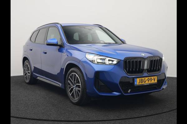 BMW X1 xDrive30e M Sport Plug In Hybrid 327pk PHEV | Head Up | Adaptive Cruise | M Sportstuur | 360 Camera | Harman Kardon | VOLLederen Sportstoelen Massage & Memory | Apple Carplay | Navigatie| Virtual | DAB |