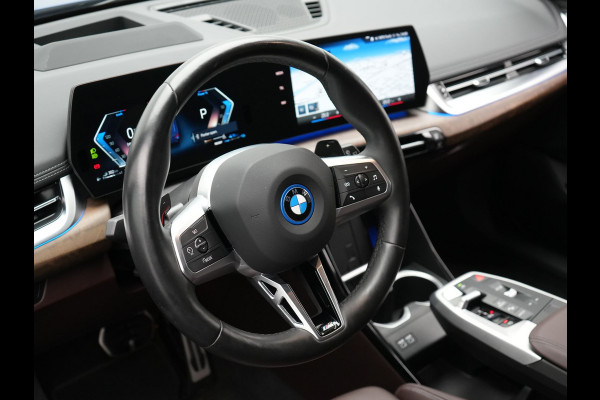 BMW X1 xDrive30e M Sport Plug In Hybrid 327pk PHEV | Head Up | Adaptive Cruise | M Sportstuur | 360 Camera | Harman Kardon | VOLLederen Sportstoelen Massage & Memory | Apple Carplay | Navigatie| Virtual | DAB |