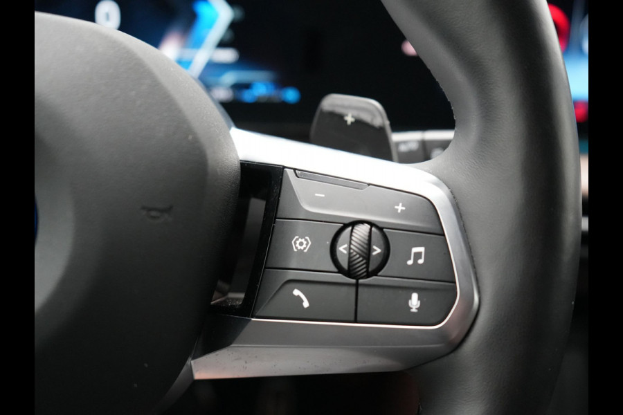 BMW X1 xDrive30e M Sport Plug In Hybrid 327pk PHEV | Head Up | Adaptive Cruise | M Sportstuur | 360 Camera | Harman Kardon | VOLLederen Sportstoelen Massage & Memory | Apple Carplay | Navigatie| Virtual | DAB |
