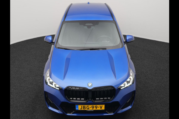 BMW X1 xDrive30e M Sport Plug In Hybrid 327pk PHEV | Head Up | Adaptive Cruise | M Sportstuur | 360 Camera | Harman Kardon | VOLLederen Sportstoelen Massage & Memory | Apple Carplay | Navigatie| Virtual | DAB |