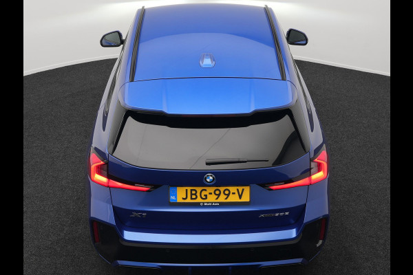 BMW X1 xDrive30e M Sport Plug In Hybrid 327pk PHEV | Head Up | Adaptive Cruise | M Sportstuur | 360 Camera | Harman Kardon | VOLLederen Sportstoelen Massage & Memory | Apple Carplay | Navigatie| Virtual | DAB |