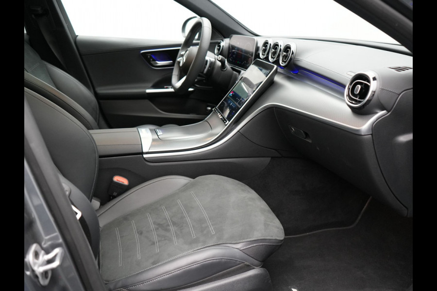 Mercedes-Benz C-Klasse Estate 300 e AMG Night Plug In Hybrid 320pk Dealer O.H. NIEUW MODEL PHEV | Panodak | Trekhaak af Fabriek | Alcantara Sportstoelen Verwarmd | Sfeerverlichting | Navigatie | Apple Carplay | Virtual | Camera | DAB |