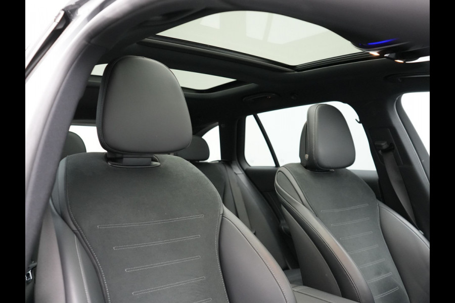 Mercedes-Benz C-Klasse Estate 300 e AMG Night Plug In Hybrid 320pk Dealer O.H. NIEUW MODEL PHEV | Panodak | Trekhaak af Fabriek | Alcantara Sportstoelen Verwarmd | Sfeerverlichting | Navigatie | Apple Carplay | Virtual | Camera | DAB |
