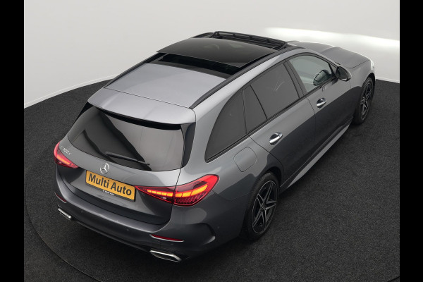 Mercedes-Benz C-Klasse Estate 300 e AMG Night Plug In Hybrid 320pk Dealer O.H. NIEUW MODEL PHEV | Panodak | Trekhaak af Fabriek | Alcantara Sportstoelen Verwarmd | Sfeerverlichting | Navigatie | Apple Carplay | Virtual | Camera | DAB |