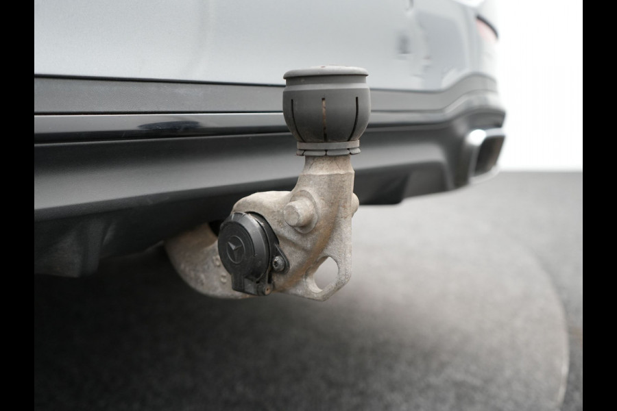 Mercedes-Benz C-Klasse Estate 300 e AMG Night Plug In Hybrid 320pk Dealer O.H. NIEUW MODEL PHEV | Panodak | Trekhaak af Fabriek | Alcantara Sportstoelen Verwarmd | Sfeerverlichting | Navigatie | Apple Carplay | Virtual | Camera | DAB |