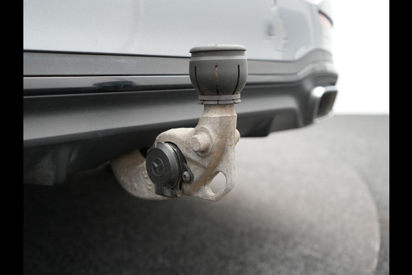 Mercedes-Benz C-Klasse Estate 300 e AMG Night Plug In Hybrid 320pk Dealer O.H. NIEUW MODEL PHEV | Panodak | Trekhaak af Fabriek | Alcantara Sportstoelen Verwarmd | Sfeerverlichting | Navigatie | Apple Carplay | Virtual | Camera | DAB |