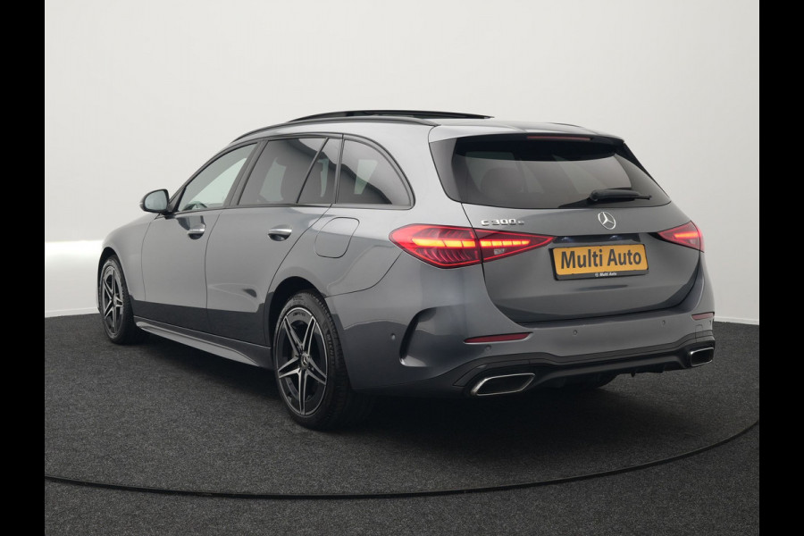 Mercedes-Benz C-Klasse Estate 300 e AMG Night Plug In Hybrid 320pk Dealer O.H. NIEUW MODEL PHEV | Panodak | Trekhaak af Fabriek | Alcantara Sportstoelen Verwarmd | Sfeerverlichting | Navigatie | Apple Carplay | Virtual | Camera | DAB |