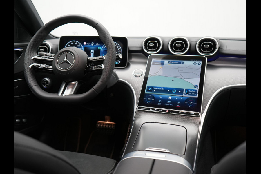Mercedes-Benz C-Klasse Estate 300 e AMG Night Plug In Hybrid 320pk Dealer O.H. NIEUW MODEL PHEV | Panodak | Trekhaak af Fabriek | Alcantara Sportstoelen Verwarmd | Sfeerverlichting | Navigatie | Apple Carplay | Virtual | Camera | DAB |
