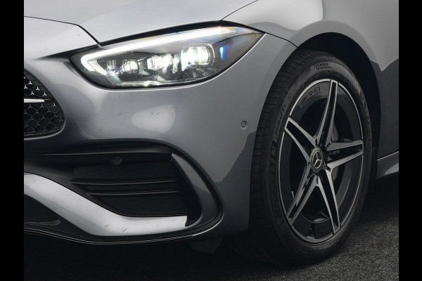 Mercedes-Benz C-Klasse Estate 300 e AMG Night Plug In Hybrid 320pk Dealer O.H. NIEUW MODEL PHEV | Panodak | Trekhaak af Fabriek | Alcantara Sportstoelen Verwarmd | Sfeerverlichting | Navigatie | Apple Carplay | Virtual | Camera | DAB |