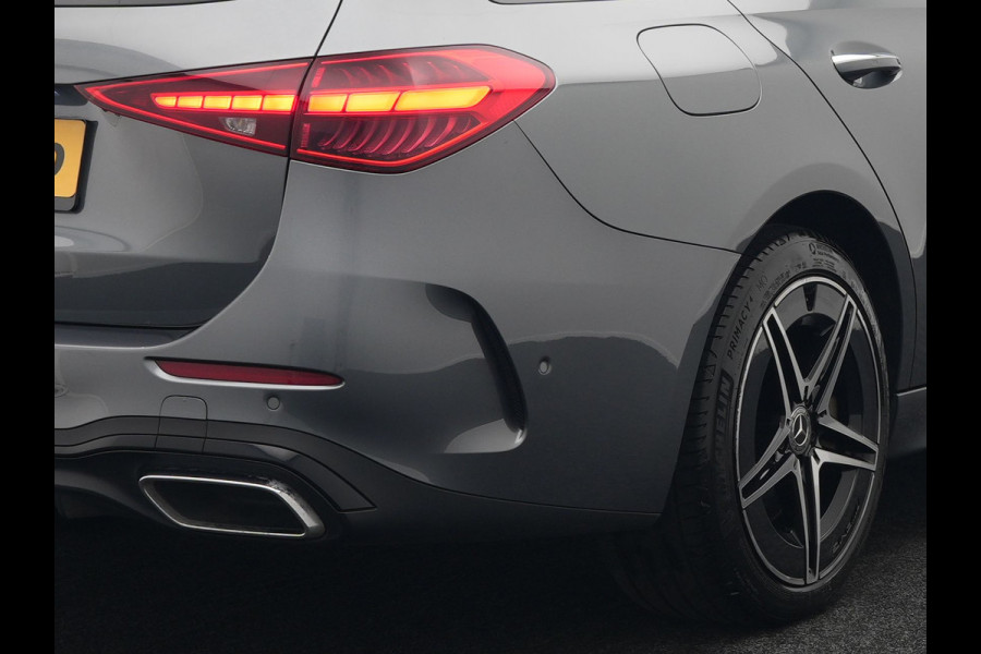 Mercedes-Benz C-Klasse Estate 300 e AMG Night Plug In Hybrid 320pk Dealer O.H. NIEUW MODEL PHEV | Panodak | Trekhaak af Fabriek | Alcantara Sportstoelen Verwarmd | Sfeerverlichting | Navigatie | Apple Carplay | Virtual | Camera | DAB |
