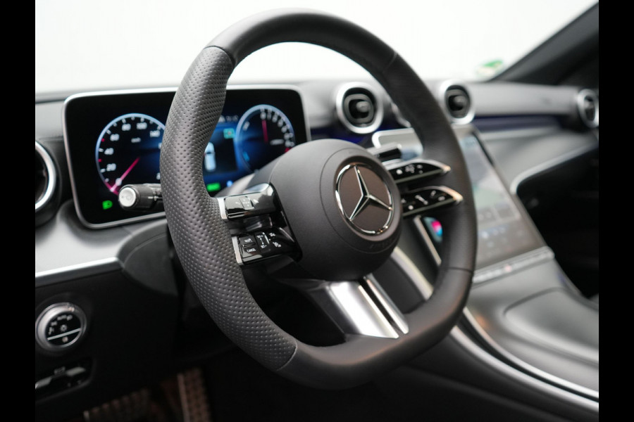 Mercedes-Benz C-Klasse Estate 300 e AMG Night Plug In Hybrid 320pk Dealer O.H. NIEUW MODEL PHEV | Panodak | Trekhaak af Fabriek | Alcantara Sportstoelen Verwarmd | Sfeerverlichting | Navigatie | Apple Carplay | Virtual | Camera | DAB |
