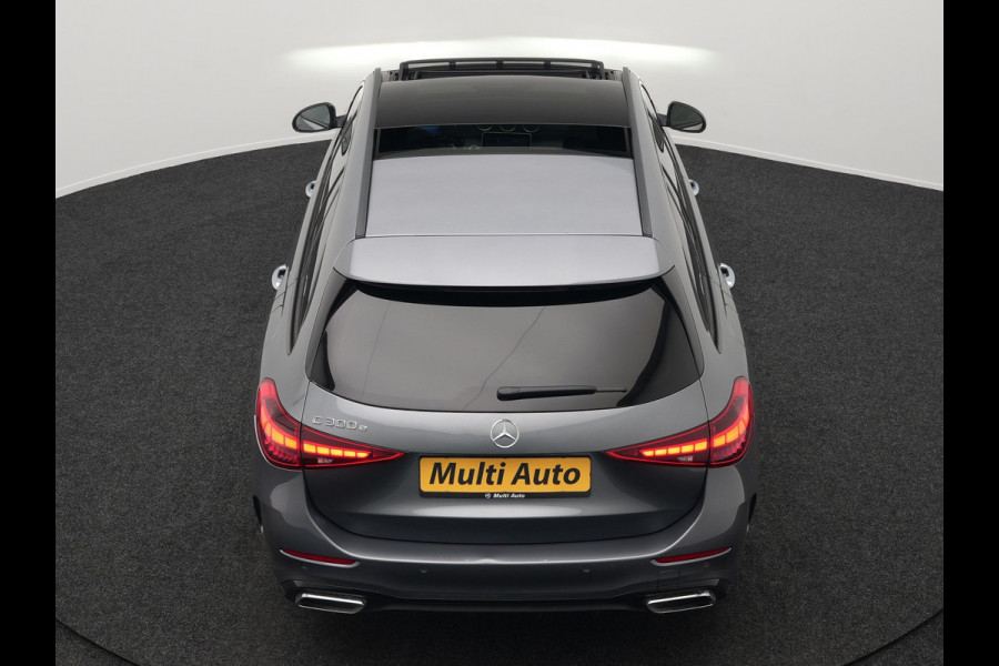 Mercedes-Benz C-Klasse Estate 300 e AMG Night Plug In Hybrid 320pk Dealer O.H. NIEUW MODEL PHEV | Panodak | Trekhaak af Fabriek | Alcantara Sportstoelen Verwarmd | Sfeerverlichting | Navigatie | Apple Carplay | Virtual | Camera | DAB |