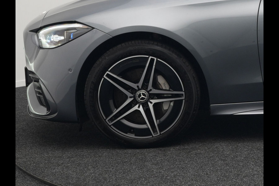 Mercedes-Benz C-Klasse Estate 300 e AMG Night Plug In Hybrid 320pk Dealer O.H. NIEUW MODEL PHEV | Panodak | Trekhaak af Fabriek | Alcantara Sportstoelen Verwarmd | Sfeerverlichting | Navigatie | Apple Carplay | Virtual | Camera | DAB |