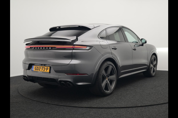 Porsche Cayenne Coupé 3.0 E-Hybrid Plug In Hybrid | MY 2024 Facelift | PHEV | Trekhaak Af Fabriek | Panodak | Luchtvering | Sportuitlaat | 4 Wiel Besturing | PDLS+ | Sport Chrono | InnoDrive Adaptive Cruise | SportDesign | Head up | Soft Close | 22"L.M | 360 Cam