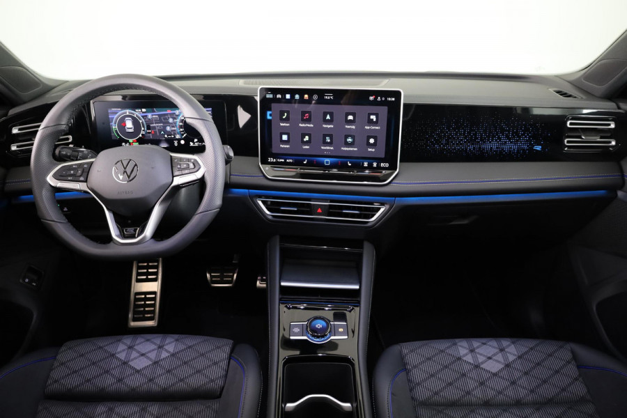 Volkswagen Tiguan 1.5 eHybrid R-Line Business | Panoramaschuif-kanteldak | Wegklapbare Trekhaak | Achterklep Elektrisch | Black style pakket | Navigatie | Parkeer assistent |