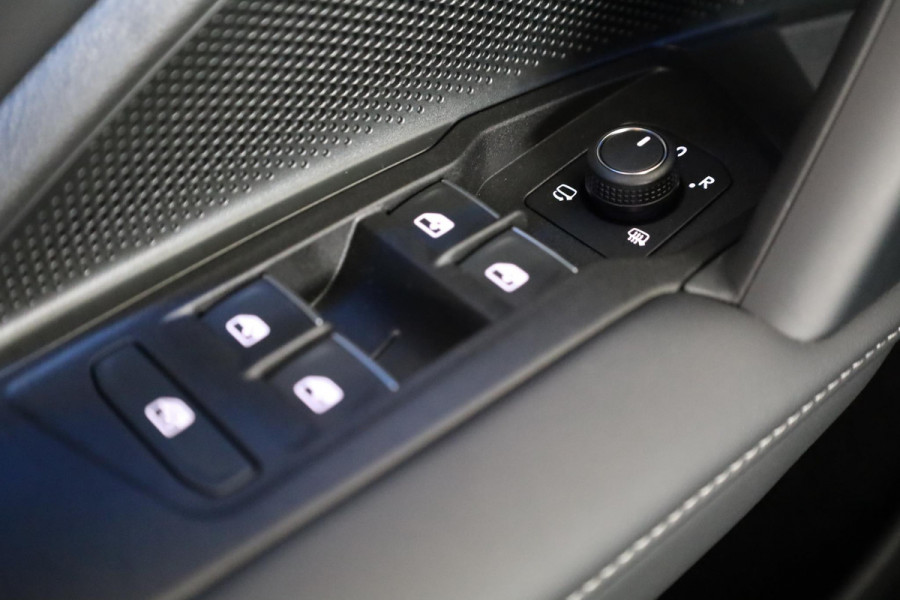 Volkswagen Tiguan 1.5 eHybrid R-Line Business | Panoramaschuif-kanteldak | Wegklapbare Trekhaak | Achterklep Elektrisch | Black style pakket | Navigatie | Parkeer assistent |