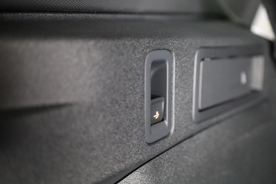 Volkswagen Tiguan 1.5 eHybrid R-Line Business | Panoramaschuif-kanteldak | Wegklapbare Trekhaak | Achterklep Elektrisch | Black style pakket | Navigatie | Parkeer assistent |