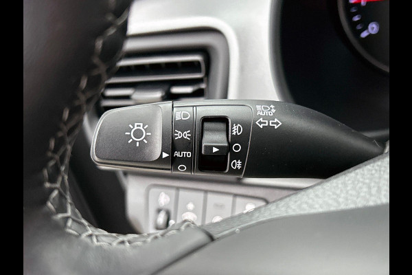 Kia Stonic 1.0 T-GDi 120pk MHEV DynamicLine Auto. Navigatie Apple Carplay/Android Auto Camera Parkeersensoren achter Cruise Control Lichtmetalen velgen Airco