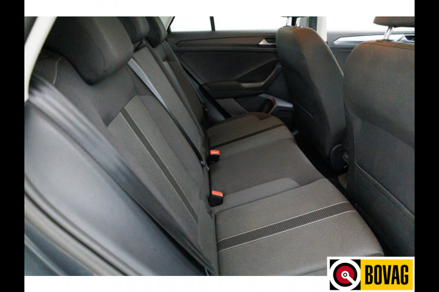 Volkswagen T-Roc 1.0 TSI 116 PK Business Edition | Stoelverw. | Apple Carplay / Android auto | PDC V+A Automatisch inparkeren, Climate control, all season banden, extra getint glas achter