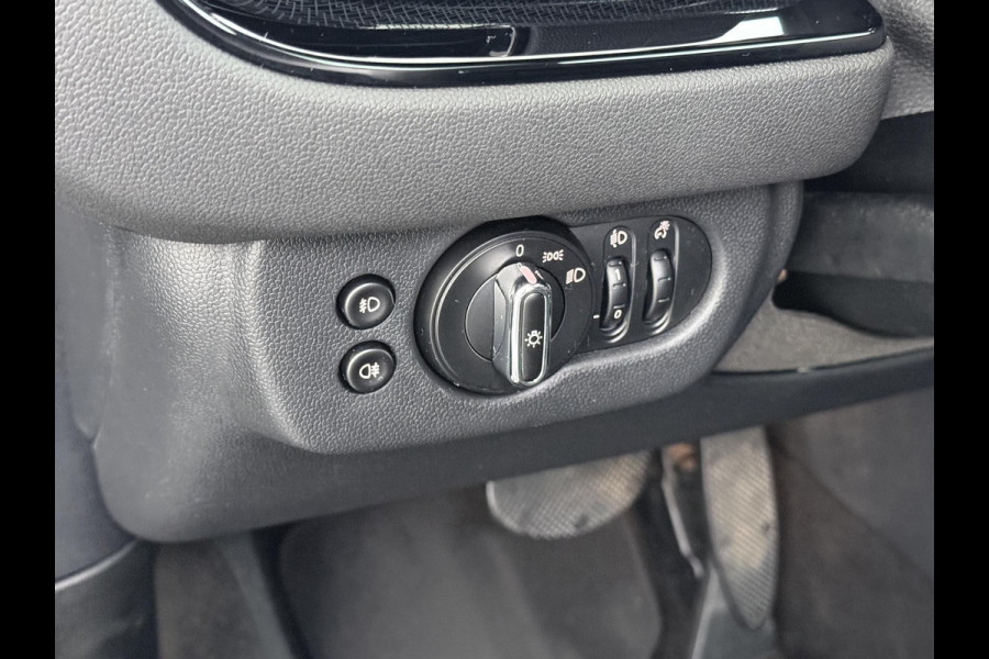 MINI Clubman 1.5 Cooper Richmond Park Edition VAN: €27.900,- VOOR: €24.770,- UW EINDEJAARSVOORDEEL: €3.130,- | PANO| CAMERA| STOELVERW. | LEER| KEYLESS| RIJKLAARPRIJS INCL. 12 MND BOVAG GARANTIE