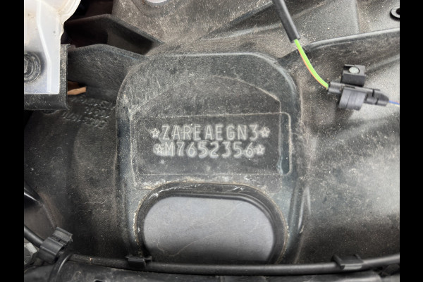 Alfa Romeo Giulia 2.0T Sprint (INCL-BTW) Aut. *PANO | LEATHER-FABRIC | XENON | ADAPTIVE-CRUISE | BLIND-SPOT | SPORTSEATS | CAMERA | NAVI-FULLMAP | DAB+ | SHIFT-PADDLES | PRIVACY-GLASS | LANE-ASSIST | BLINDSPOT | KEYLESS |