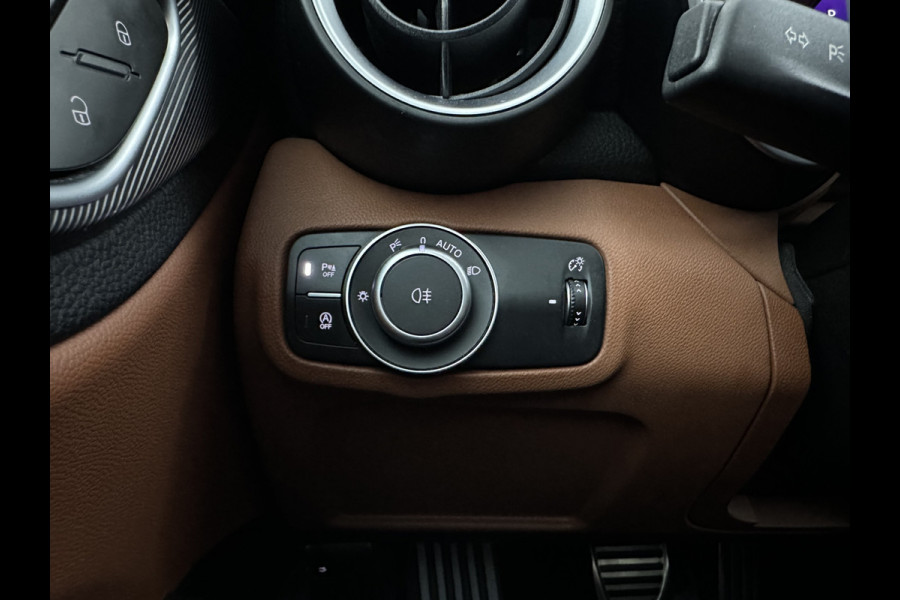 Alfa Romeo Giulia 2.0T Sprint (INCL-BTW) Aut. *PANO | LEATHER-FABRIC | XENON | ADAPTIVE-CRUISE | BLIND-SPOT | SPORTSEATS | CAMERA | NAVI-FULLMAP | DAB+ | SHIFT-PADDLES | PRIVACY-GLASS | LANE-ASSIST | BLINDSPOT | KEYLESS |