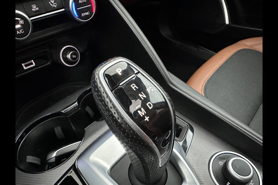 Alfa Romeo Giulia 2.0T Sprint (INCL-BTW) Aut. *PANO | LEATHER-FABRIC | XENON | ADAPTIVE-CRUISE | BLIND-SPOT | SPORTSEATS | CAMERA | NAVI-FULLMAP | DAB+ | SHIFT-PADDLES | PRIVACY-GLASS | LANE-ASSIST | BLINDSPOT | KEYLESS |