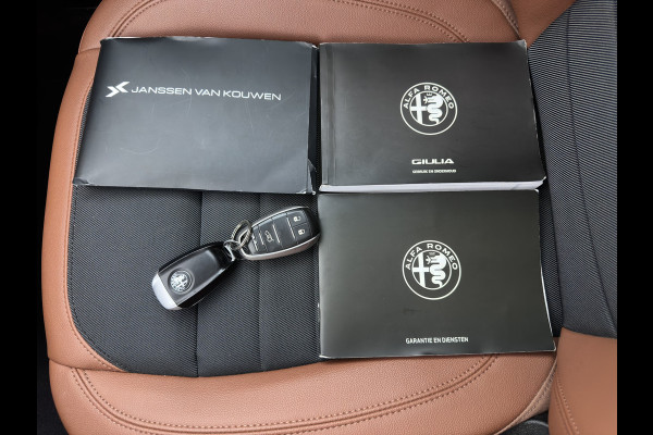 Alfa Romeo Giulia 2.0T Sprint (INCL-BTW) Aut. *PANO | LEATHER-FABRIC | XENON | ADAPTIVE-CRUISE | BLIND-SPOT | SPORTSEATS | CAMERA | NAVI-FULLMAP | DAB+ | SHIFT-PADDLES | PRIVACY-GLASS | LANE-ASSIST | BLINDSPOT | KEYLESS |