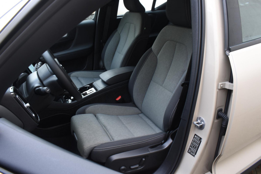 Volvo XC40 B4 211PK Automaat Plus Dark / Navigatie / Adaptive Cruise / Harman Kardon / Stuur- & Stoelverwarming / Elektrische achterklep / Achteruitrijcamera / Trekhaak / Elektrische stoelverst. met geheugen