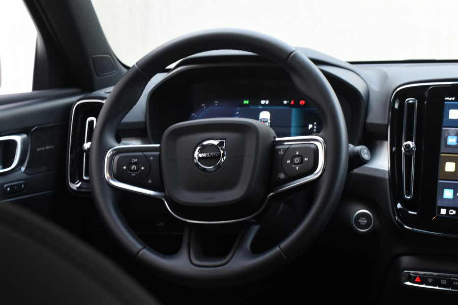 Volvo XC40 B4 211PK Automaat Plus Dark / Navigatie / Adaptive Cruise / Harman Kardon / Stuur- & Stoelverwarming / Elektrische achterklep / Achteruitrijcamera / Trekhaak / Elektrische stoelverst. met geheugen