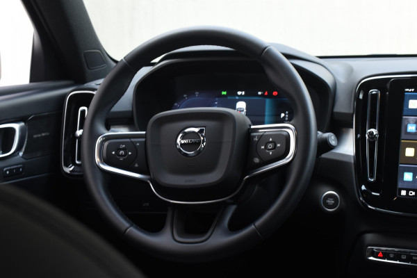 Volvo XC40 B4 211PK Automaat Plus Dark / Navigatie / Adaptive Cruise / Harman Kardon / Stuur- & Stoelverwarming / Elektrische achterklep / Achteruitrijcamera / Trekhaak / Elektrische stoelverst. met geheugen