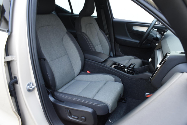 Volvo XC40 B4 211PK Automaat Plus Dark / Navigatie / Adaptive Cruise / Harman Kardon / Stuur- & Stoelverwarming / Elektrische achterklep / Achteruitrijcamera / Trekhaak / Elektrische stoelverst. met geheugen