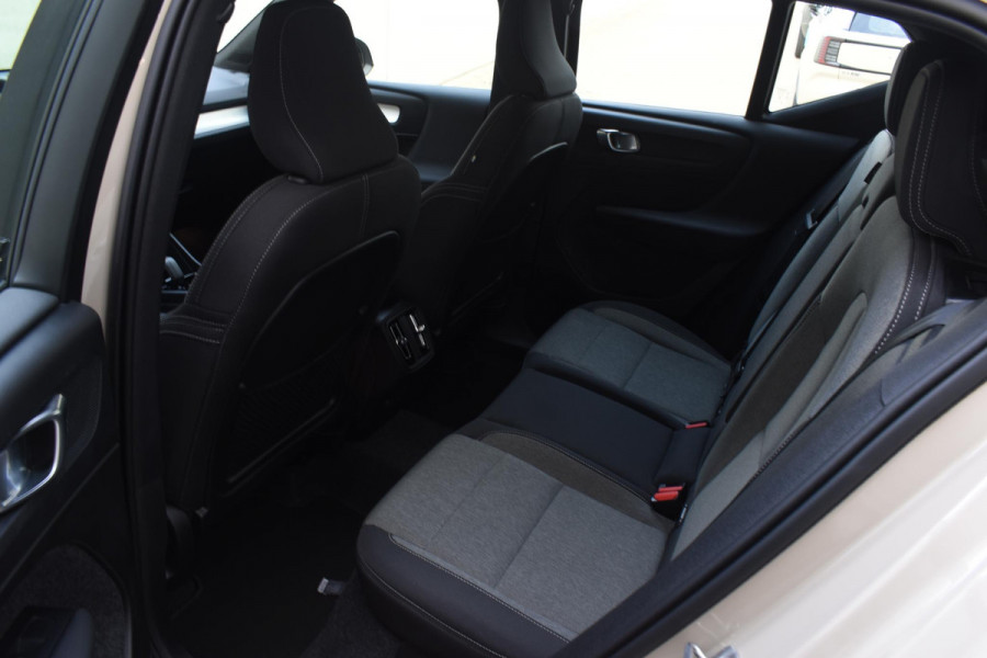 Volvo XC40 B4 211PK Automaat Plus Dark / Navigatie / Adaptive Cruise / Harman Kardon / Stuur- & Stoelverwarming / Elektrische achterklep / Achteruitrijcamera / Trekhaak / Elektrische stoelverst. met geheugen
