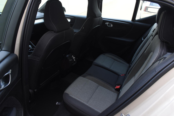 Volvo XC40 B4 211PK Automaat Plus Dark / Navigatie / Adaptive Cruise / Harman Kardon / Stuur- & Stoelverwarming / Elektrische achterklep / Achteruitrijcamera / Trekhaak / Elektrische stoelverst. met geheugen