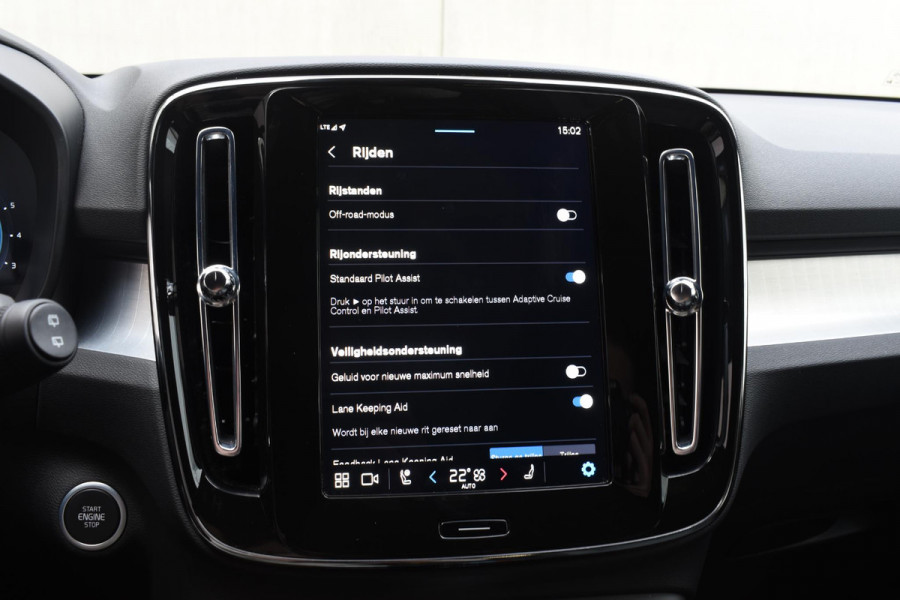 Volvo XC40 B4 211PK Automaat Plus Dark / Navigatie / Adaptive Cruise / Harman Kardon / Stuur- & Stoelverwarming / Elektrische achterklep / Achteruitrijcamera / Trekhaak / Elektrische stoelverst. met geheugen