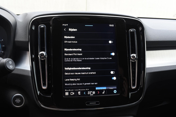 Volvo XC40 B4 211PK Automaat Plus Dark / Navigatie / Adaptive Cruise / Harman Kardon / Stuur- & Stoelverwarming / Elektrische achterklep / Achteruitrijcamera / Trekhaak / Elektrische stoelverst. met geheugen