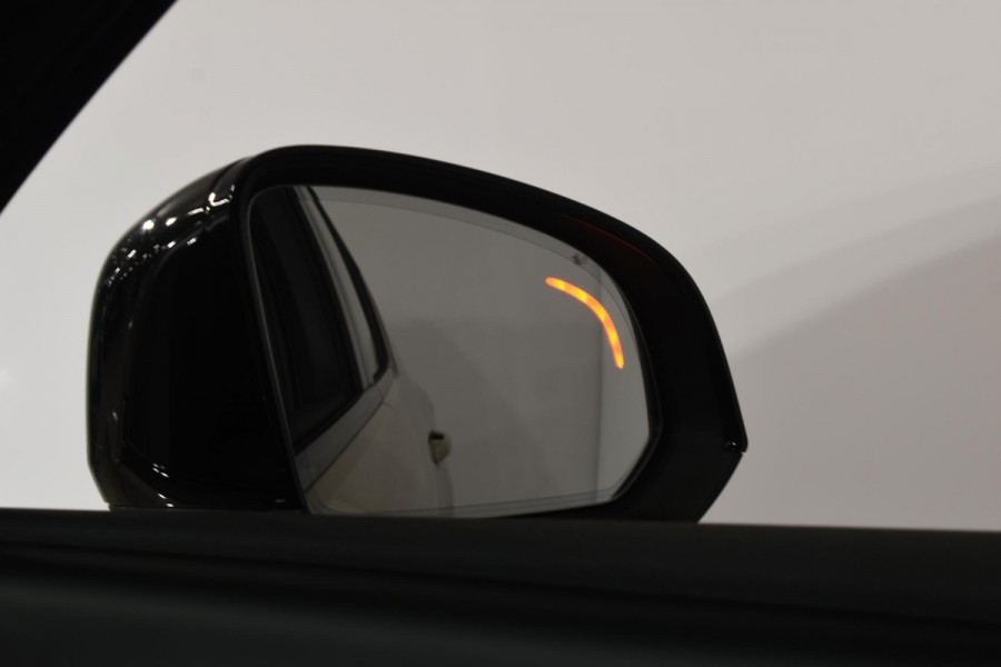 Volvo XC40 B4 211PK Automaat Plus Dark / Navigatie / Adaptive Cruise / Harman Kardon / Stuur- & Stoelverwarming / Elektrische achterklep / Achteruitrijcamera / Trekhaak / Elektrische stoelverst. met geheugen