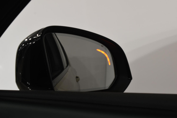 Volvo XC40 B4 211PK Automaat Plus Dark / Navigatie / Adaptive Cruise / Harman Kardon / Stuur- & Stoelverwarming / Elektrische achterklep / Achteruitrijcamera / Trekhaak / Elektrische stoelverst. met geheugen