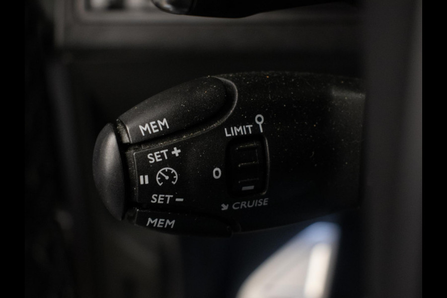 Peugeot 3008 1.6 e-THP Allure Sport (APPLE CARPLAY,NAVI,CRUISE,360 VIEW,CAMERA,SFEER VERLICHTING,SPORTSTOELEN,LM VELGEN)