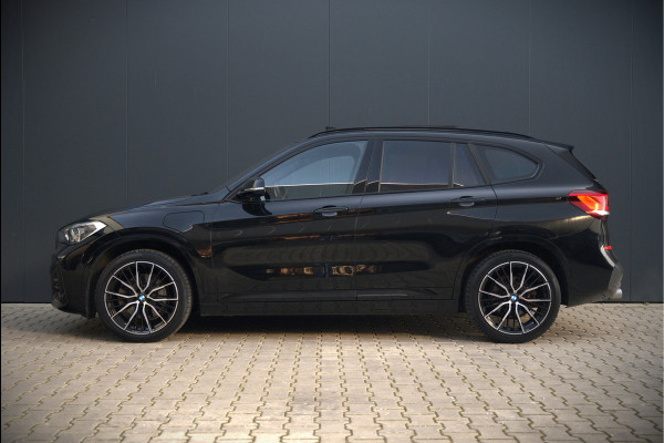 BMW X1 xDrive25e eDrive Edition M Sport | Panoramadak | Leer | Head-Up Display | Camera | Shadowline | Keyless | Cruise Control | Navigatie Prof. | Stoelverwarming | Elek. Achterklep | Ambiance Verlichting