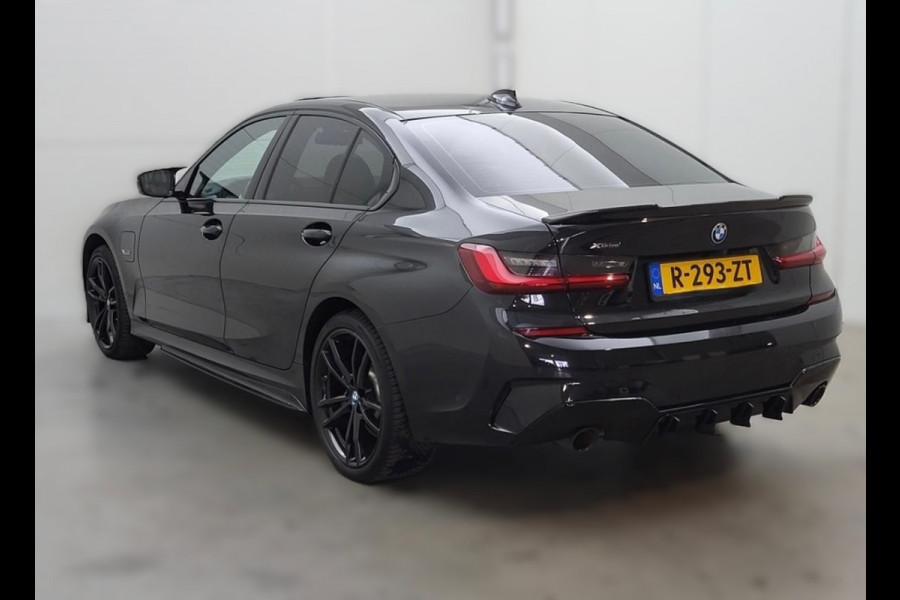 BMW 3-serie 330e xDrive Business Edition Plus M Sport | M Performance | Panoramadak | 360° Camera | Carbon | Head Up Display | Stoelverwarming | Stuurverwarming | Apple Carplay | Navigatie | Cruise Control | Ambiance Verlichting | Trekhaak